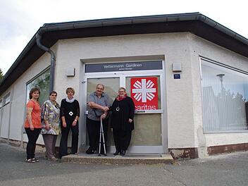 Silvia Tübel, Ottilie Simon, Irene Piontek, Wolfgang Simon und Cornelia Thron (v. l.) freuen sich schon auf das neue "Lädla". Momentan wird das Gebäude saniert. Foto: Marco Meißner