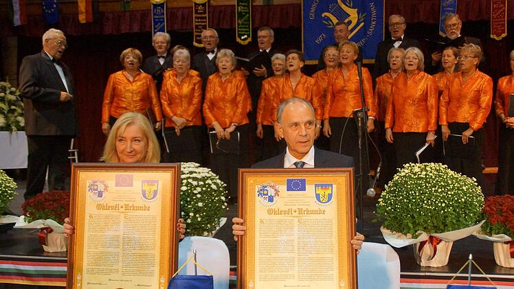 Die Gemeindeoberhäupter Gyöngyi P. Revay  und  Franz Uome aus Marktleugast unterzeichneten zwei  Urkunden. Foto: Klaus-Peter Wulf
