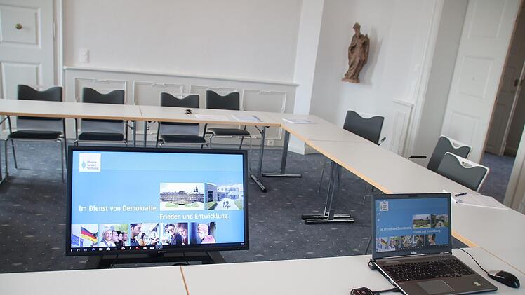 Ein 42-Zoll-Vorschaumonitor ermöglicht es dem Seminarleiter, Videos und Folien anzusehen, ohne sich den Kopf zu verrenken, um auf den Monitor an der Wand zu schauen.Matthias Einwag