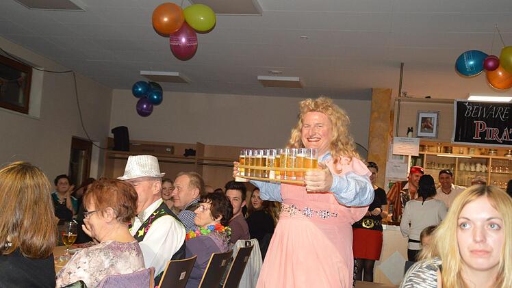 Michelle (Bürgermeister) bringt Bier für die Wette. Foto: Annette Warmuth