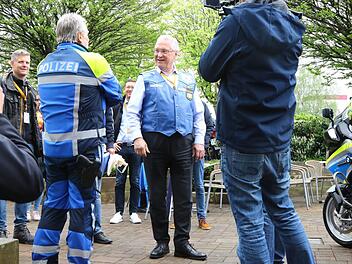 Innenminister Joachim Herrmann im Gespräch mit Polizisten und Gästen der Motorradsternfahrt.Monika Limmer