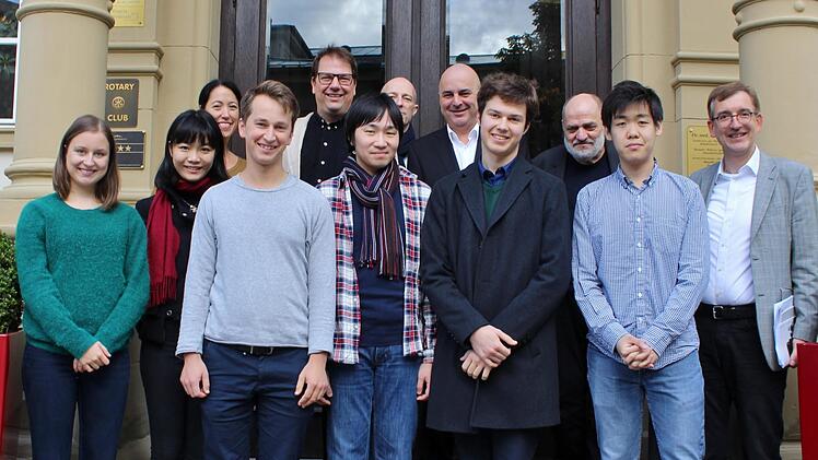 Auf dem Weg zum "Pianisten Olymp" (von links) Yutong Sun, Tomoki Sakata, Daumants Liepinš, Nina Gurol, Tiffany Poon, Robert Neumann. Dahinter die Jury.Werner Vogel