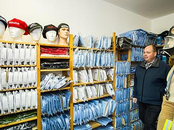 Vom Fanartikel über Kleidung bis zum Atemschutz: 4000 Feuerwehrprodukte hat Geschäftsmann Alexander Marx auf Lager.  Foto: Anand Anders
