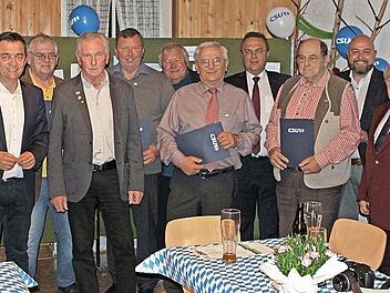 Im Zuge des 60-jährigen Gründungsfestes zeichnete der CSU-Ortsverband Neuengrün/Schlegelshaid auch langjährige Mitglieder aus. Im Bild die Geehrten zusammen mit den Ehrengästen.
