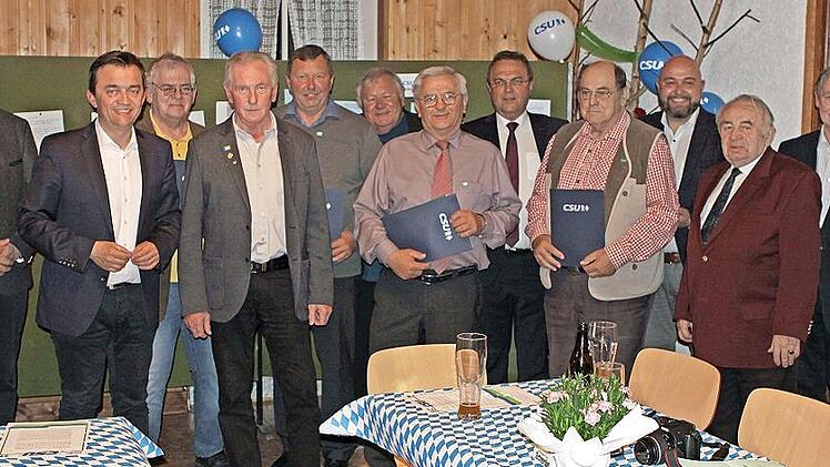 Im Zuge des 60-jährigen Gründungsfestes zeichnete der CSU-Ortsverband Neuengrün/Schlegelshaid auch langjährige Mitglieder aus. Im Bild die Geehrten zusammen mit den Ehrengästen.