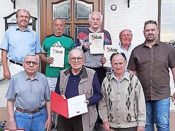 Hohe Ehrungen gab es bei der SPD Burggrub-Neukenroth/Stockheim. Mit im Bild SPD-Kreisvorsitzender Ralf Pohl (hinten links) sowie SPD-Ortsvereinsvorsitzender Timo Fleischmann (rechts außen)