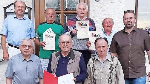 Hohe Ehrungen gab es bei der SPD Burggrub-Neukenroth/Stockheim. Mit im Bild SPD-Kreisvorsitzender Ralf Pohl (hinten links) sowie SPD-Ortsvereinsvorsitzender Timo Fleischmann (rechts außen)