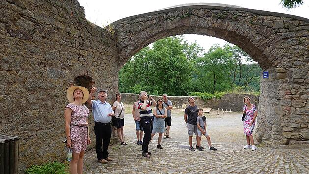 Sechs Jahre lang hat Otmar Pfister (2. von links) sein Heimatwissen &uuml;ber die Trimburg auch in Vortr&auml;gen der Volkshochschule Hammelburg geteilt. Er hat aufgeh&ouml;rt, viele interessante Kurse gibt es aber weiterhin.