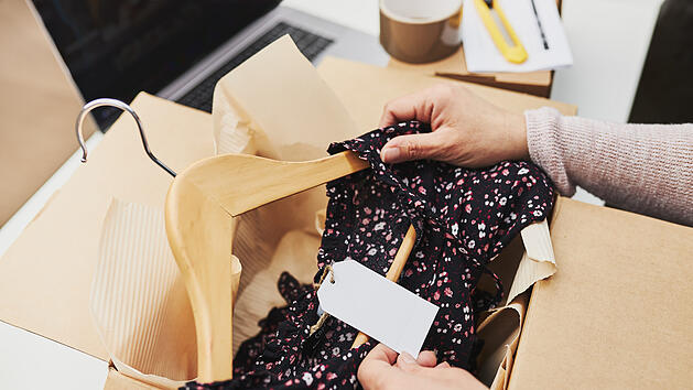 Verlässliche Textilsiegel sind laut der Verbraucherzentrale in Online-Shops Mangelware.