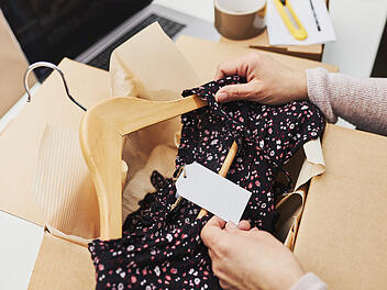 Verlässliche Textilsiegel sind laut der Verbraucherzentrale in Online-Shops Mangelware.