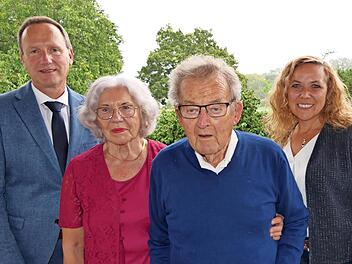 Irene und Herbert Brandenstein feierten das Fest der Diamantenen Hochzeit. Dazu gratulierten zweite Bürgermeisterin Daniela Lang und der stellvertretende Landrat Michael Ziegler.