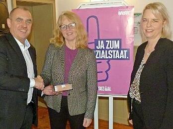 Kreisvorsitzender Alexander Wunderlich und Kreisgeschäftsführerin Yvonne Wunderlich überreichten an die unterfränkische Bezirksgeschäftsführerin Andrea Sühler-Holzheimer (Mitte) ein Präsent.