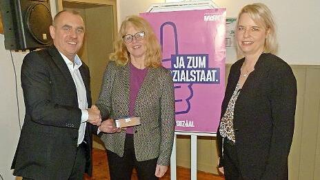 Kreisvorsitzender Alexander Wunderlich und Kreisgeschäftsführerin Yvonne Wunderlich überreichten an die unterfränkische Bezirksgeschäftsführerin Andrea Sühler-Holzheimer (Mitte) ein Präsent.