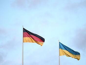 Deutsche und ukrainische Flagge