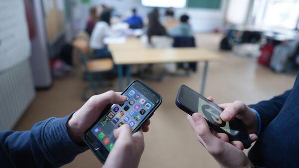 Schulze fordert Social-Media-Altersgrenze ab 13 Jahren