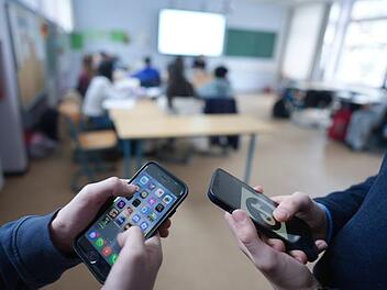 Schulze fordert Social-Media-Altersgrenze ab 13 Jahren