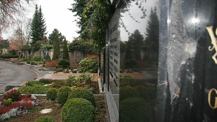 Die Gruften tragen allesamt große Namen, die oft mit der Stadtgeschichte Kulmbach eng verbunden sind: Im Vordergrund sind noch Einschusslöcher auf dem schwarzen Grabstein zu sehen - angeblich flüchteten sich einst Soldaten auf den Friedhof - und wurden beschossen.