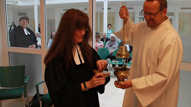 Pfarrerin Anja Bautz und Pastoralreferent Josef Ellner bei der Weihe des Raumes.