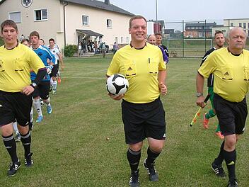 Beim Kreisliga-Spiel DJK-SV Neufang - SV Friesen II erhielten Schiedsrichter Tobias Püls (Mitte) und seine Assistenten Dominic Kohles und Peter Will gute Noten. Der Einsatz von Gespannen in der Kreisliga ist jedoch alles andere als unumstritten. Foto: Hans Franz