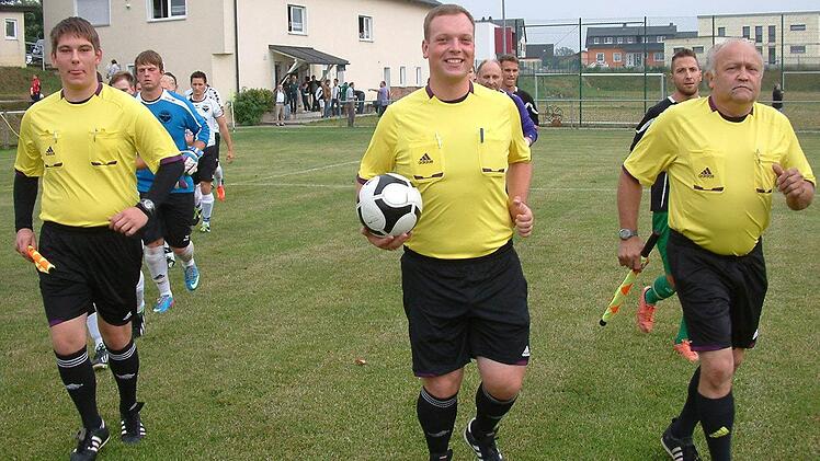 Beim Kreisliga-Spiel DJK-SV Neufang - SV Friesen II erhielten Schiedsrichter Tobias Püls (Mitte) und seine Assistenten Dominic Kohles und Peter Will gute Noten. Der Einsatz von Gespannen in der Kreisliga ist jedoch alles andere als unumstritten. Foto: Hans Franz