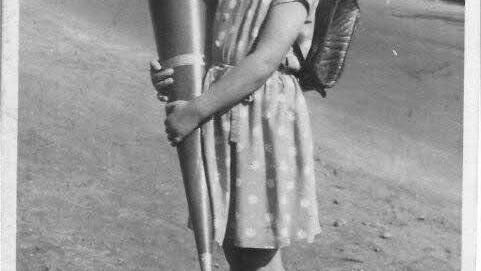 Silvia Post mit ihrer Schultüte - 1951 - in NES. Pünktchenkleid und Ringelkniestrümpfe und voller Erwartung und Freude.