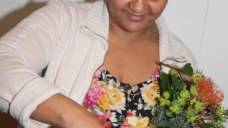 Metesebia Kefle zeigt, wie man das Injera stilgerecht isst: Man reißt den Fladen in Stücke und dippt diese Stücke in die breiigen Aufstriche ein.