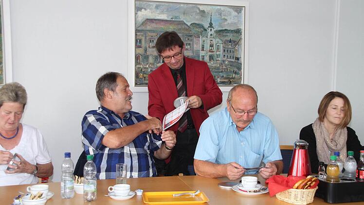 Redaktionsleiter Alexander Müller überreicht die Preise.