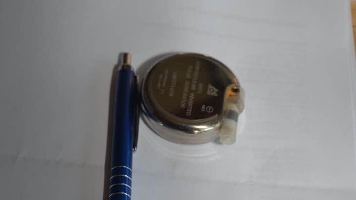 So sehen Herzschrittmacher aus, die fast nicht größer sind als eine Zwei-Euro- Münze.  Foto: Hofmann