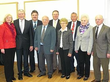 Andreas Rieß, Friedrich Müller und Dieter Geyer durften sich ins Goldene Buch der Gemeinde Untersteinach eintragen. Unser Bild zeigt (von links) Monika und Dieter Geyer, Landrat Klaus Peter Söllner, Andreas Rieß, Bürgermeister Volker Schmiechen, Theresia Rieß, Altbürgermeister Heinz Burges sowie Helene und Friedrich Müller. Foto: Klaus-Peter Wulf