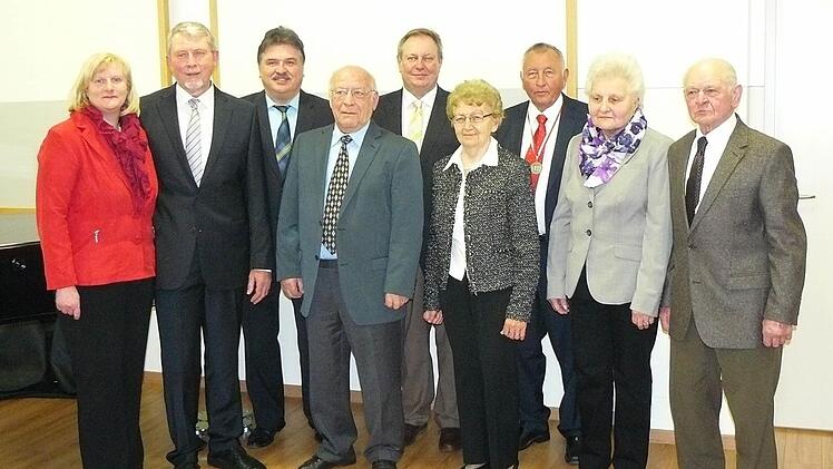 Andreas Rieß, Friedrich Müller und Dieter Geyer durften sich ins Goldene Buch der Gemeinde Untersteinach eintragen. Unser Bild zeigt (von links) Monika und Dieter Geyer, Landrat Klaus Peter Söllner, Andreas Rieß, Bürgermeister Volker Schmiechen, Theresia Rieß, Altbürgermeister Heinz Burges sowie Helene und Friedrich Müller. Foto: Klaus-Peter Wulf