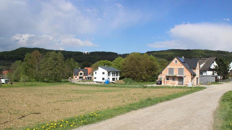Das geplante, insgesamt drei Hektar große und in seinen Anfängen aus das Jahr 1985 stammende Baugebiet Erleggerten" im Ortsteil Mittelehrenbach lässt derzeit die Wellen in der Bevölkerung hoch schlagen, so auch im Gemeinderat, wo jetzt das Für und Wider heftig diskutiert wurde.   Foto: Karl-Heinz Frank
