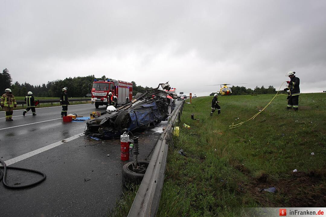 Maserati ueberschlaegt sich auf der A9 - Fahrer schwer verletzt