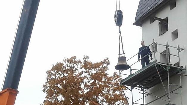 Mit einem Spezialkran wurde die beiden alten Glocken aus dem Turm der Bad Brückenauer Friedenskirche gehoben. Wegen der relativ schmalen Öffnungen am Gotteshaus war hier Millimeterarbeit gefragt. Dank guter Vorbereitung verlief alles reibungslos. Foto: Rolf Pralle