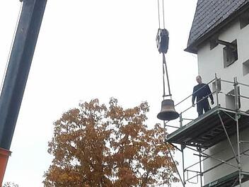 Mit einem Spezialkran wurde die beiden alten Glocken aus dem Turm der Bad Brückenauer Friedenskirche gehoben. Wegen der relativ schmalen Öffnungen am Gotteshaus war hier Millimeterarbeit gefragt. Dank guter Vorbereitung verlief alles reibungslos. Foto: Rolf Pralle