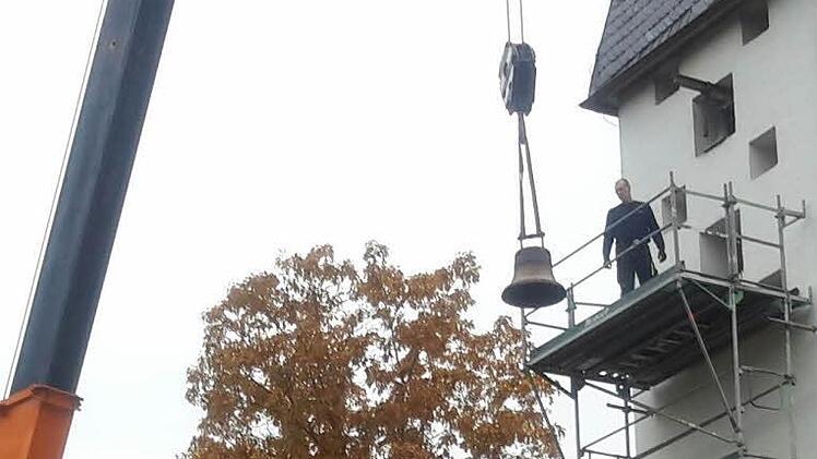 Mit einem Spezialkran wurde die beiden alten Glocken aus dem Turm der Bad Brückenauer Friedenskirche gehoben. Wegen der relativ schmalen Öffnungen am Gotteshaus war hier Millimeterarbeit gefragt. Dank guter Vorbereitung verlief alles reibungslos. Foto: Rolf Pralle