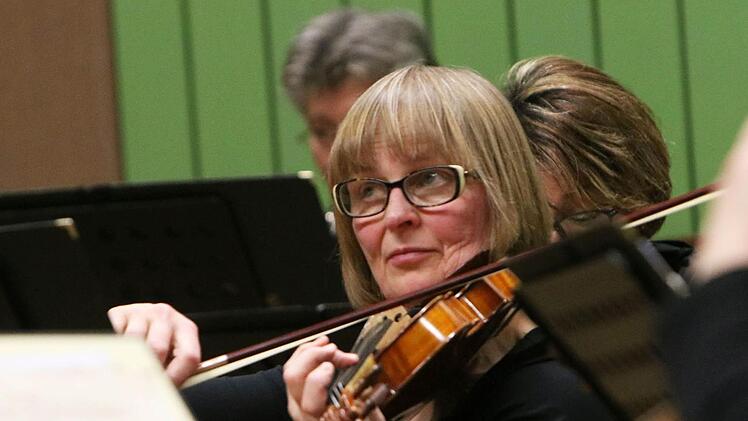 Reichlich Applaus verdiente sich der Musizierkreis Neustadt unter Leitung von Norbert Luche bei seinem Neujahrskonzert.Foto: Jochen Berger