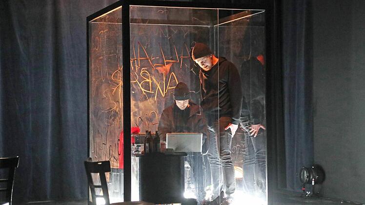 Szene aus "Jihad Baby" in der Coburger Reithalle Foto: Henning Rosenbusch