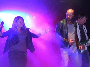 Sie machten Musik: die Sängerin Tini Zettler und Sänger Florian Pilz mit Gitarrist Georg Kallasch (von links)  Fotos: Günther Geiling