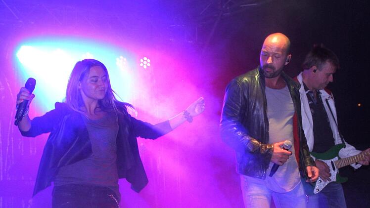 Sie machten Musik: die Sängerin Tini Zettler und Sänger Florian Pilz mit Gitarrist Georg Kallasch (von links)  Fotos: Günther Geiling