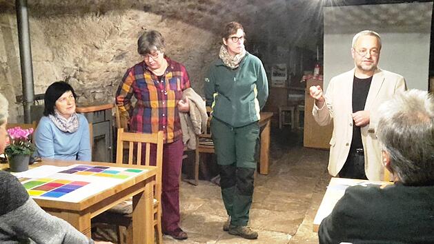 Farbdesigner Roland Aull, vom Institut Farbe-Design-Therapie aus Frammersbach  beim Workshop "Farben im Dorf" in Machtilshausen. Melanie Hofmann