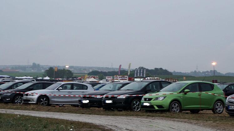 Das Festivalgelände wurde durch den Regen zusehends aufgeweicht, aber gefeiert wurde trotzdem. Foto: Richard Sänger