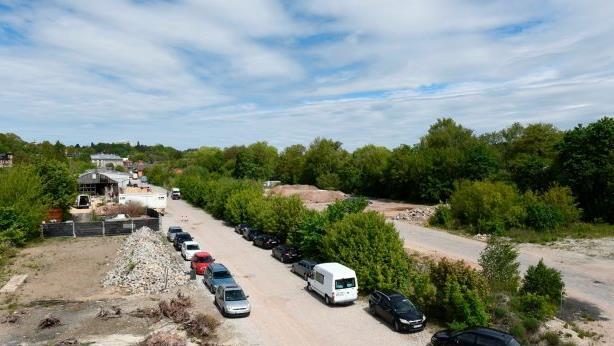 Soll das Globe näher an Pakethalle (links zu erkennen) herangerückt werden oder weiter südlich entstehen, wo der Weg zum geplanten Parkhaus kürzer ist? Unter anderem das soll im Rahmenplan Güterbahnhof festgeschrieben werden. Foto: Hagen Lehmann
