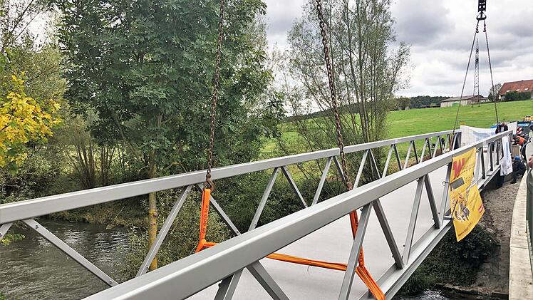 Bereits Ende September wurde die neue Fußgänger- und Radlerbrücke über die Saale als Fertigbauteil mit Hilfe eines Schwerlastkrans eingehoben. Foto: Lena Pfister