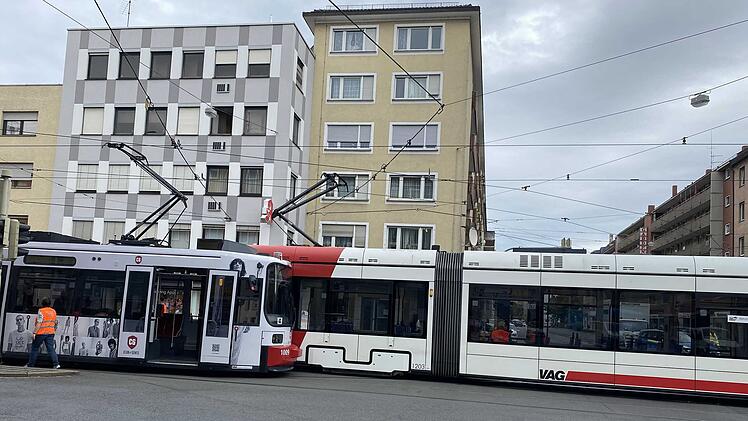 Stra&szlig;enbahnen nach Kollision ineinander verkeilt