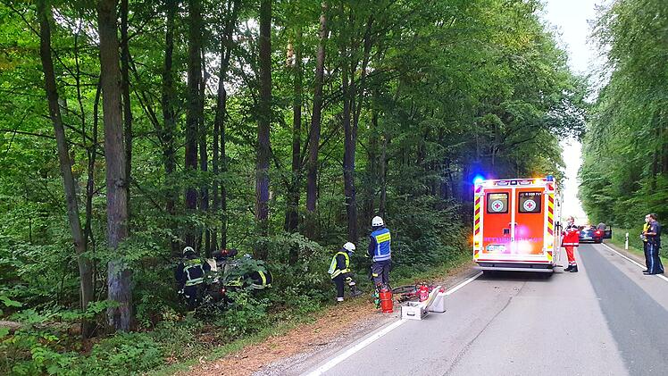 Mit Reh kollidiert: Motorradfahrer schleudert in Waldst&uuml;ck