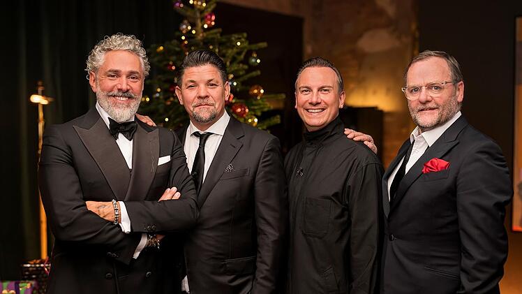 Die befreundeten K&ouml;che feiern auch dieses Weihnachts-Special gemeinsam, von links: Roland Trettl, Tim M&auml;lzer, Tim Raue und Sepp Schellhorn.