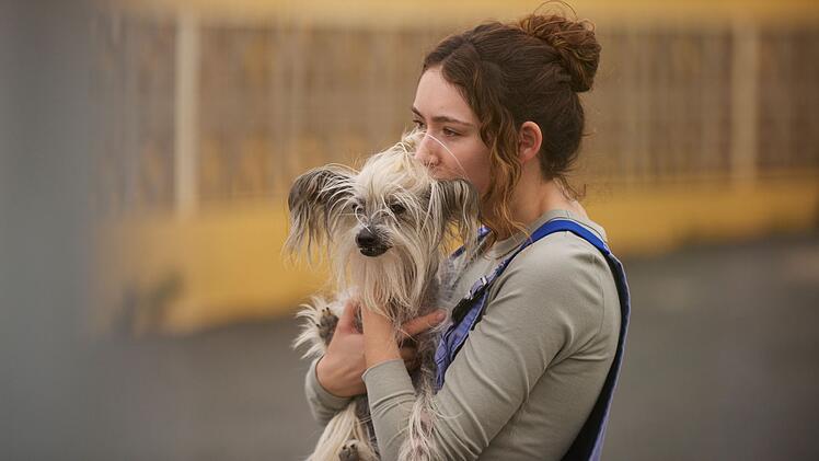 Vera (Emily Kusche) hat keine Ahnung, wer ihre Eltern sind und in welcher Gefahr sie ihretwegen schwebt.
