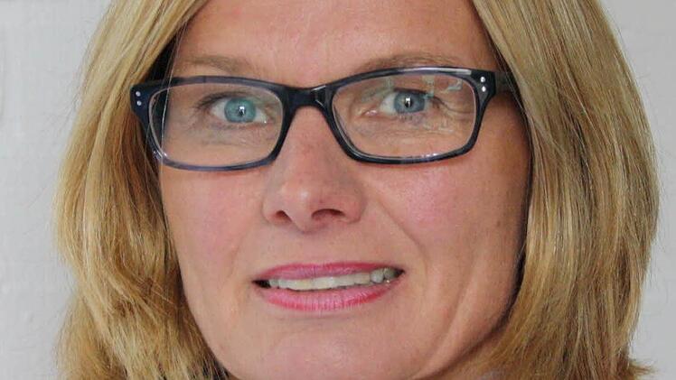 Interessante und neue Themen erwartet Beatrix Lieb aus Schönderling von ihrer Arbeit im Kreistag. Die 48-Jährige zog über die Liste der Parteilosen Wählergruppe (PWG) für den Altlandkreis Bad Brückenau ins Gremium ein und hatte gestern gleich zwei konstituierende Sitzungen, weil sie auch neu im Gemeinderat ihrer Heimatgemeinde Schondra sitzt. Als Ausbilderin bei der VR-Bank interessiert sie sich vor allem für die Jugendarbeit. Die Überlegungen rund um die gestrige Stellvertreter-Wahl fand sie...