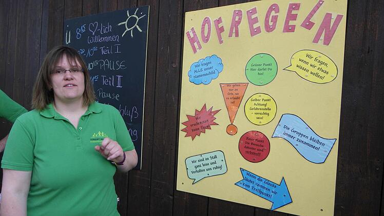 Anja Girz machte die Kinder zuerst mit den Hofregeln vertraut. Foto: Regina Rinke