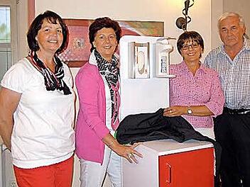 Kerstin Schneider (links), Andrea Ziska (2. von rechts) und Theo Vorndran übergaben an Dagmar Schirlin einen fahrbaren Pflegeverbandswagen. Foto: Anneliese Albert